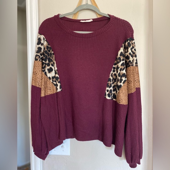 Vine and Love burgundy Leopard Flowy top S - Picture 3 of 7